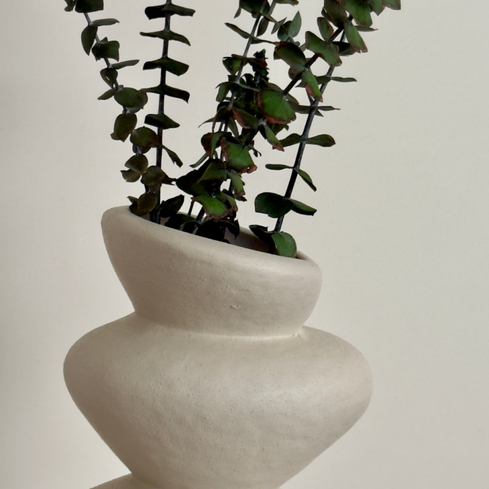 Seramik Asimetrik Model Bej Renkli Vazo