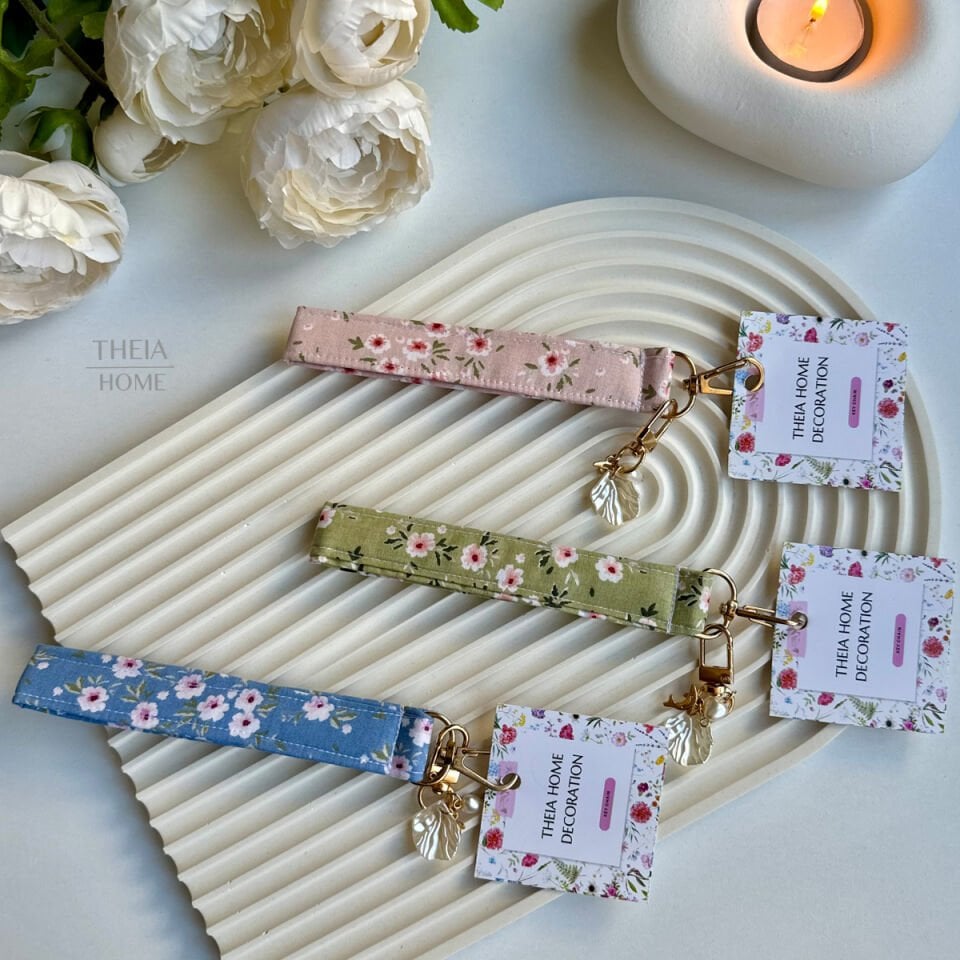 Pembe Çiçek Desenli Anahtarlık ve Çanta Aksesuarı